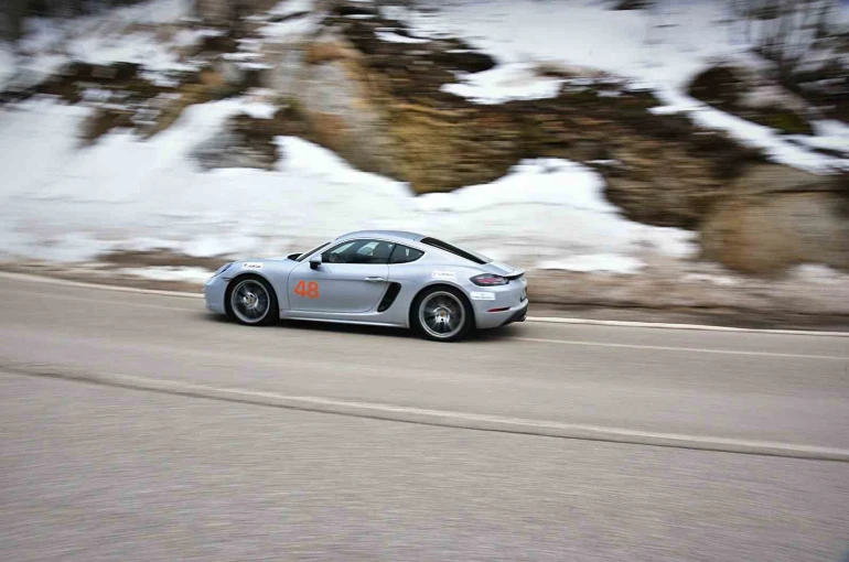 Otomobil tutkunları Uludağ’da buluştu 