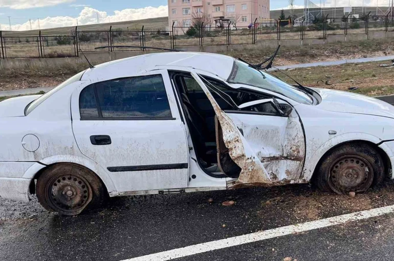 Otomobil yağmurun kayganlaştırdığı yolda takla attı: 2 yaralı 