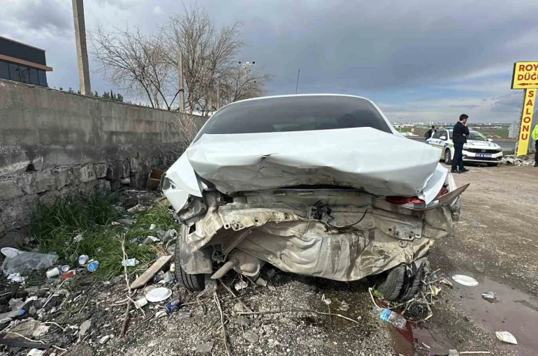 Otomobil yayaya çarptı: 1’i ağır 2 yaralı