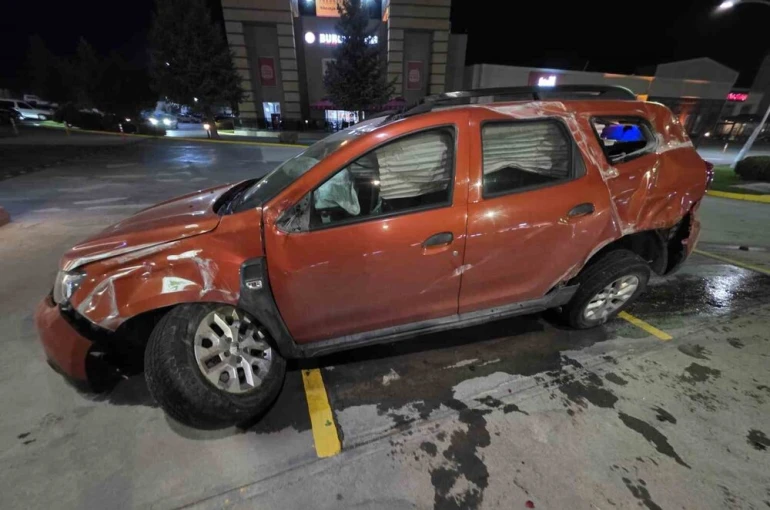 Otomobil yoldan çıkarak bariyerlere çarptı, 2 kişi yaralandı 