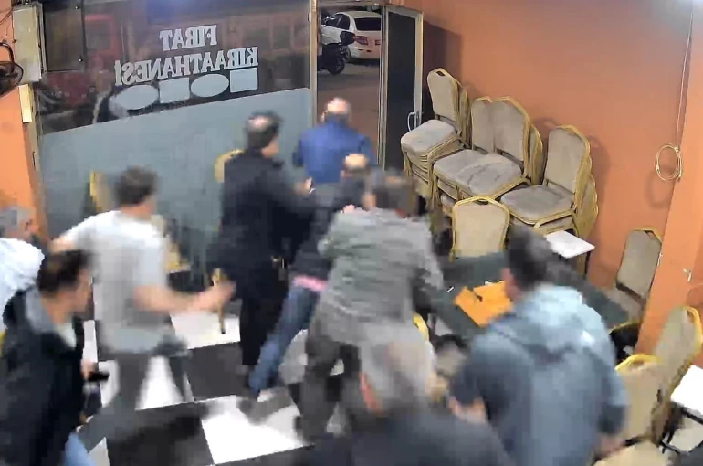 Otomobilden çıkan yüksek ses camları titretti kahvehanedekiler deprem korkusu yaşadı 