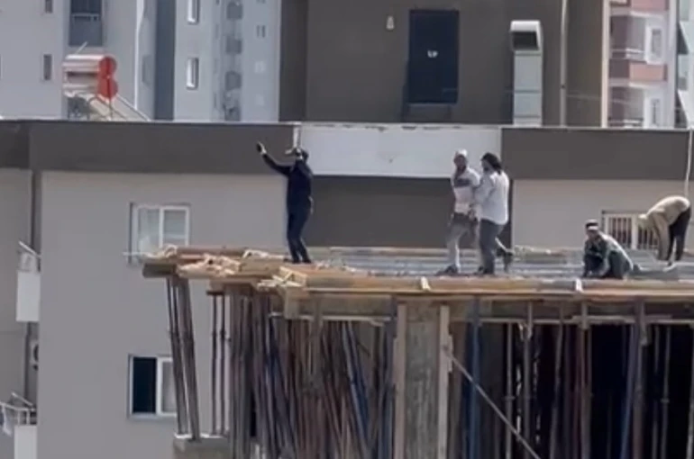Otomobilden müzik sesi duyan işçiler 10. katta halay çekti 