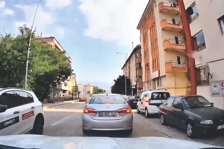 Otomobilden yola çöp atan sürücüyü araç içi kamerası yaktı 