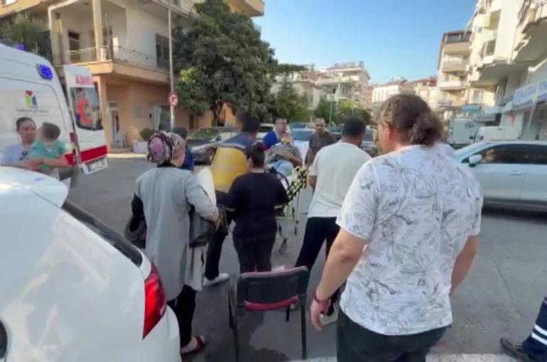 Otomobile çarpmamak için frene bastı: Motorlu bisikletiyle devrildi 