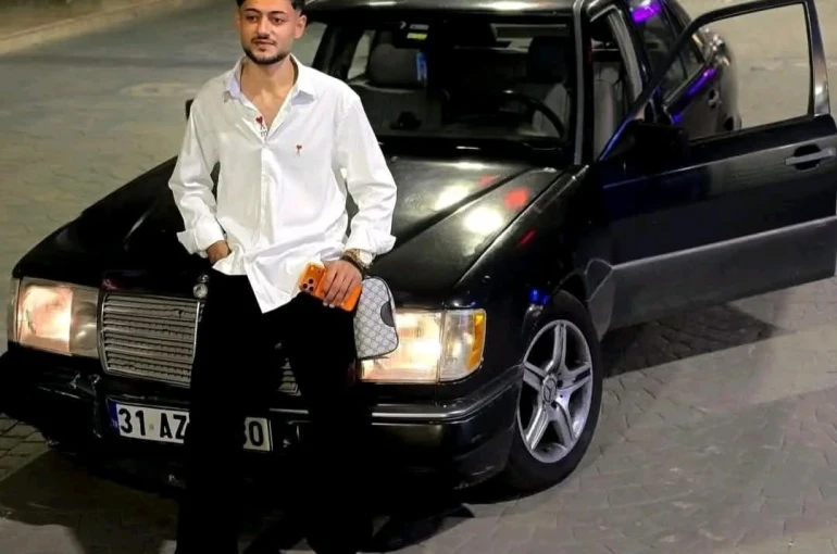 Otomobile ok gibi saplanan motosikletin sürücüsü hafif ticari aracın altında kalarak can verdiği kaza kamerada