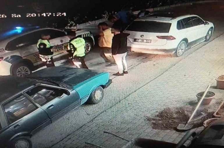 Otomobilin açılan kapısına çarpan elektrikli bisiklet sürücüsü metrelerce savurdu 