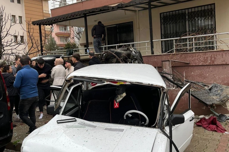 Otomobilin apartmanın bahçesine uçmasıyla 1'i ağır 6 yaralı