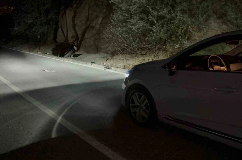 Otomobilin arkadan çarptığı motosiklet yoldan çıktı: 1 yaralı 