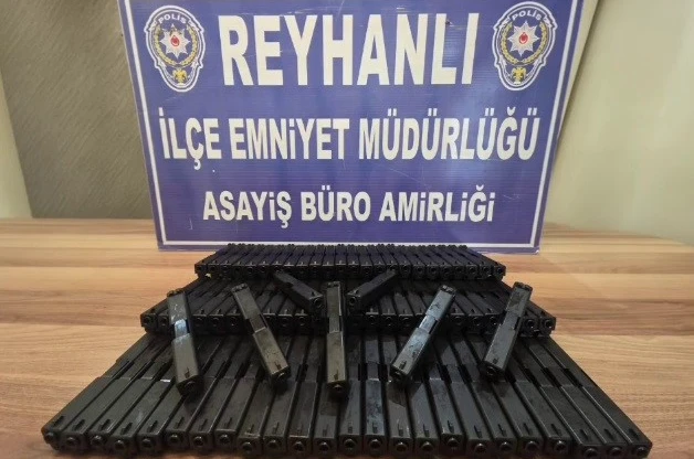 Otomobilin bagajındaki zuladan onlarca silah parçası çıktı