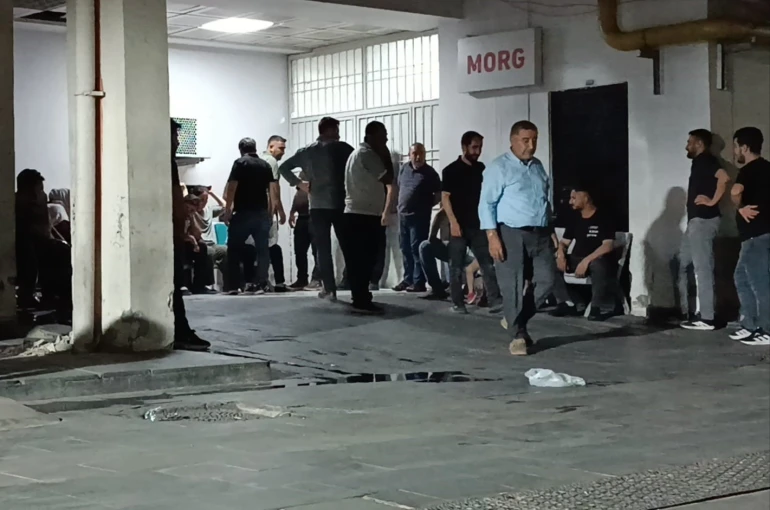 Otomobilin camından sarkan 19 yaşındaki genç hayatını kaybetti 