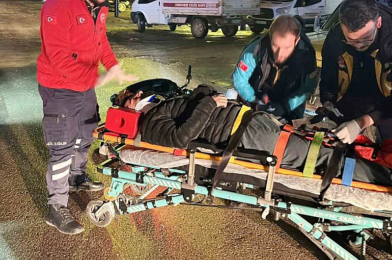 Otomobilin çarpıp kaçtığı motosiklet sürücüsü yaralandı 