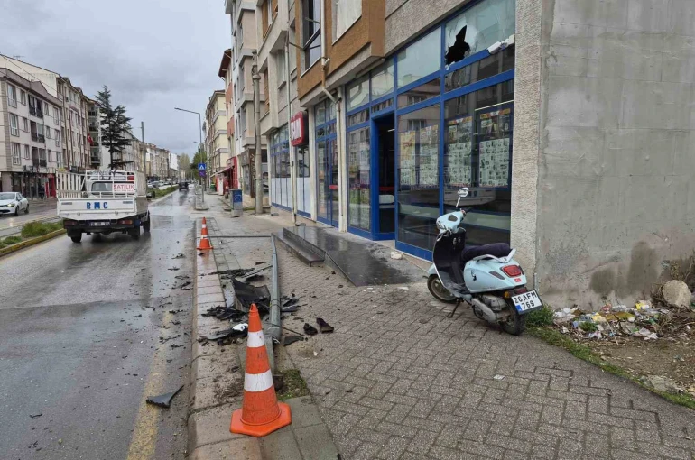 Otomobilin çarptığı aydınlatma direği marketin camını kırdı: 1 yaralı 