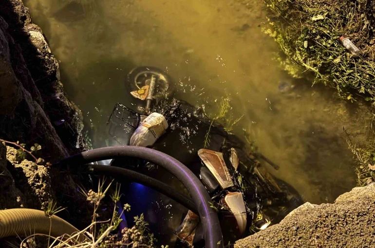 Otomobilin çarptığı elektrikli bisiklet kanala düştü: 1 ölü, 1 yaralı 