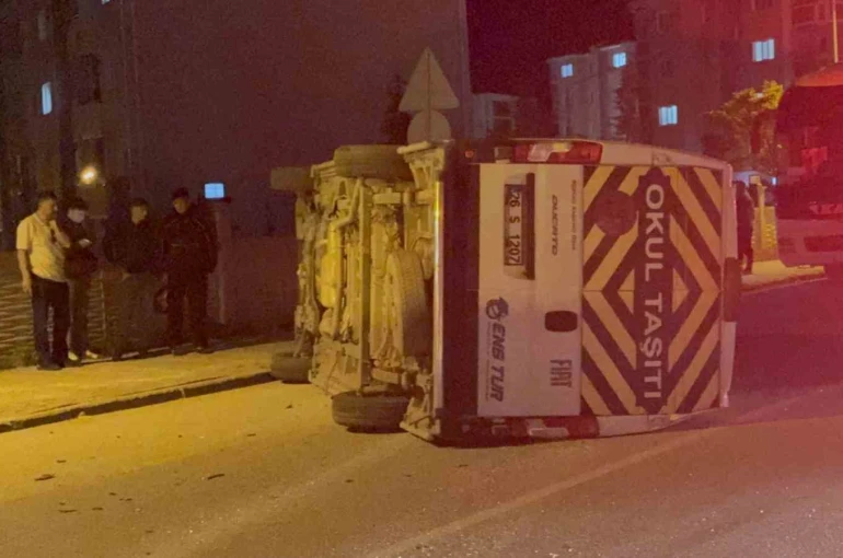Otomobilin çarptığı işçi servisi yan yattı: 7 yaralı 