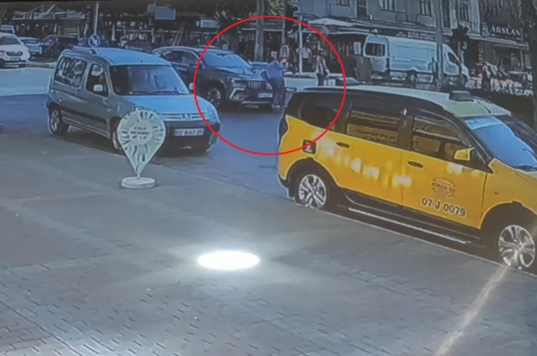 Otomobilin çarptığı kadın metrelerce savruldu