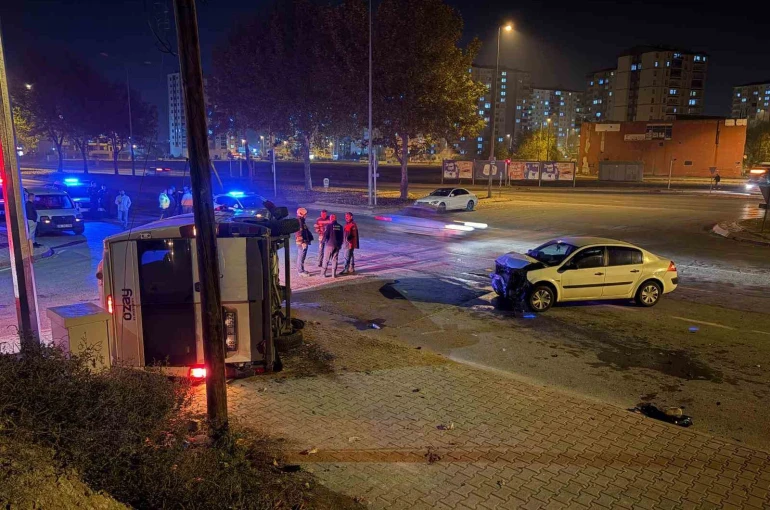 Otomobilin çarptığı servis yan yattı: 2 yaralı 