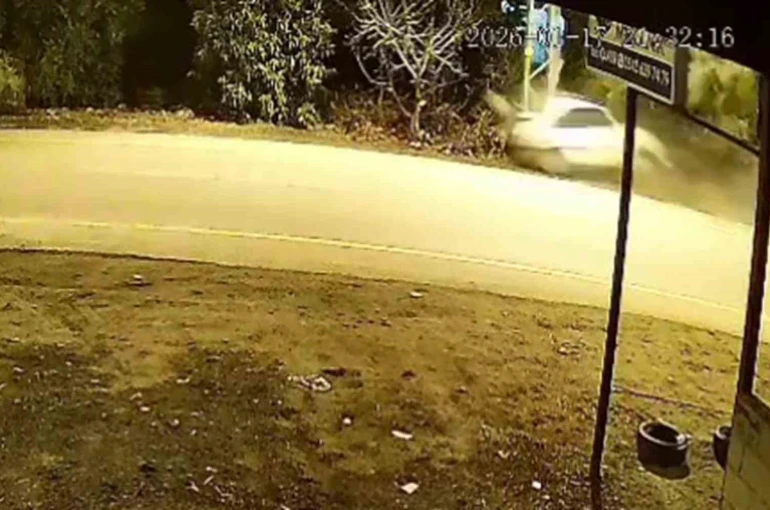 Otomobilin elektrik direğine saplandığı kaza kamerada 