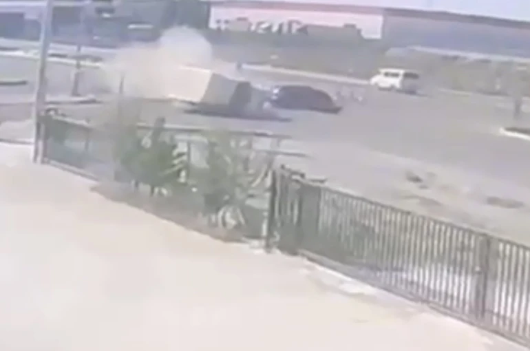 Otomobilin kamyonetle çarpıştığı kaza kameraya yansıdı: 2 yaralı 