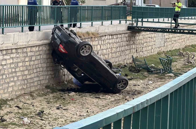 Otomobilin kanala uçtuğu kaza anı kamerada