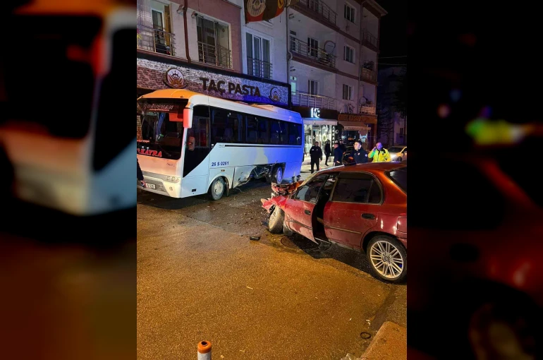 Otomobilin minibüse yandan çarptığı kazada 1 kişi yaralandı 