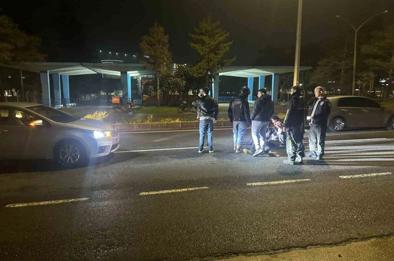 Otomobilin önüne atlayan genç yaralandı 