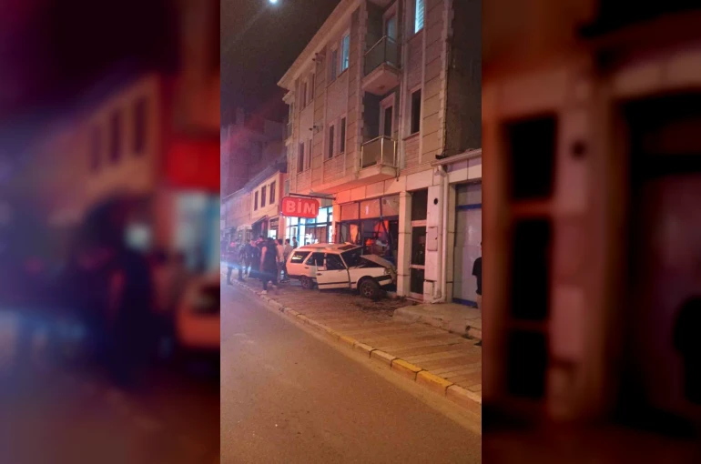 Otomobilin zincir markete daldığı anlar kamerada 