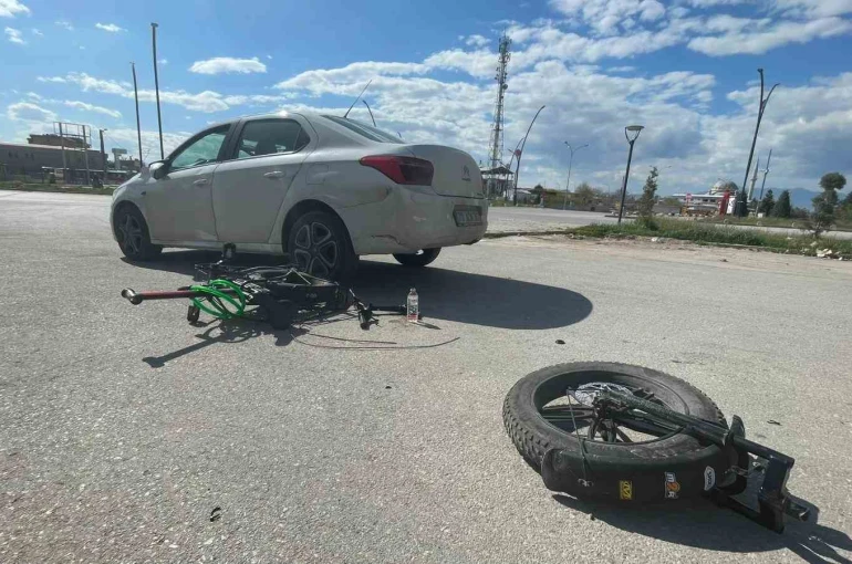 Otomobille çarpışan elektrikli bisiklet ikiye bölündü: 1 yaralı
