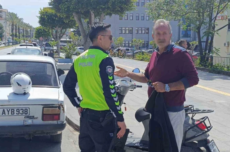 Otomobille çarpışan elektrikli bisiklet sürücüsü, park halindeki aracın altına sürüklendi 