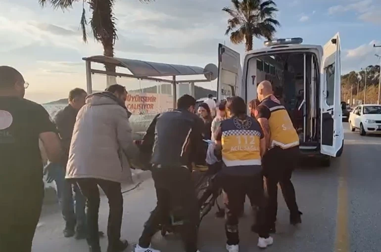 Otomobille çarpışan motosiklet durağa daldı: 2 yaralı 