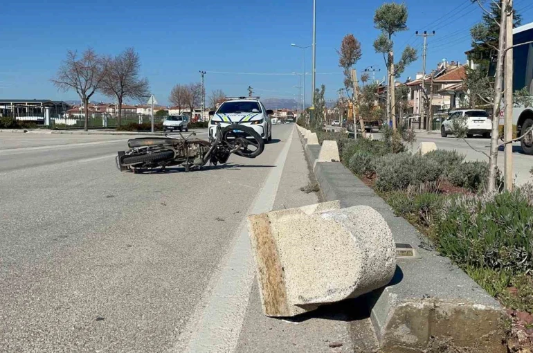 Otomobille çarpışan motosiklet karşı şeride sürüklendi: 1 yaralı 