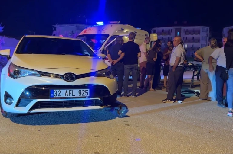 Otomobille çarpışan motosiklet kontrolden çıkınca yol kenarındaki çocuğa çarptı 