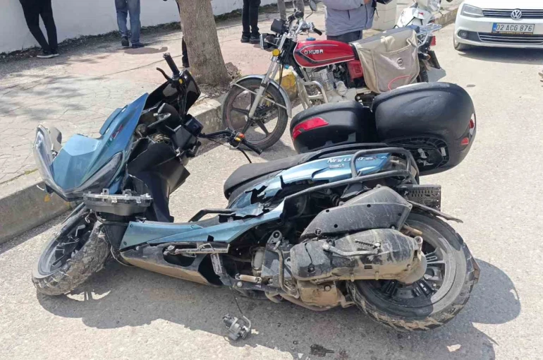 Otomobille çarpışan motosiklet sürücüsü ağır yaralandı 