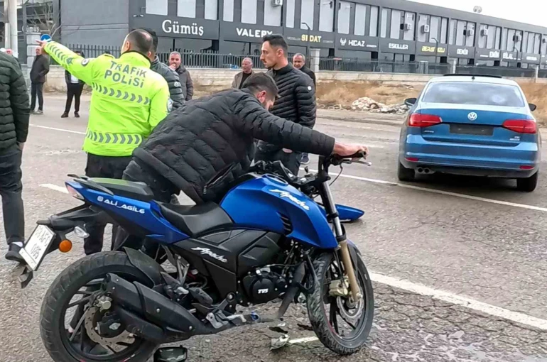 Otomobille çarpışan motosikletin 16 yaşındaki sürücüsü ağır yaralandı 