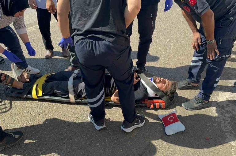 Otomobille çarpışan motosikletin sürücüsü yaralandı