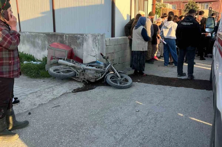 Otomobille çarpışan motosikletli ağır yaralandı 