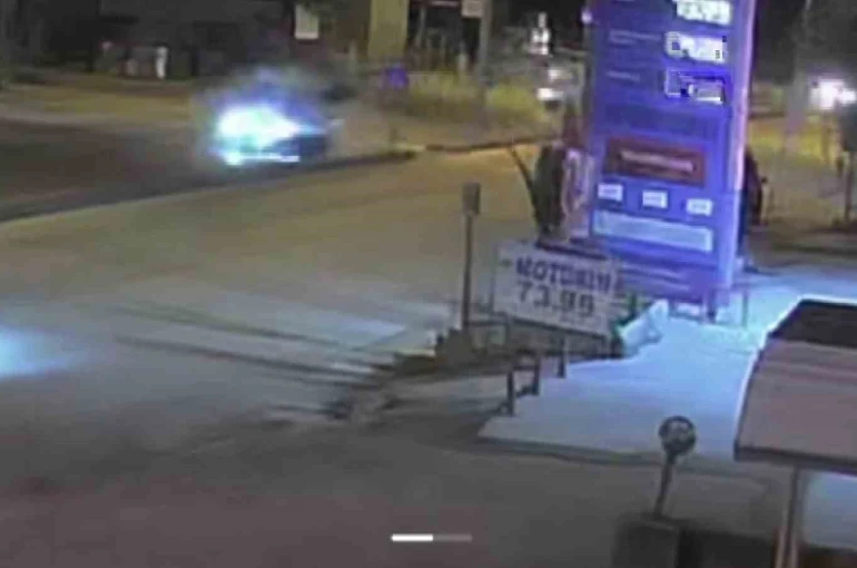 Otomobille çarpışan motosikletteki 2 kişi metrelerce havaya uçtu 