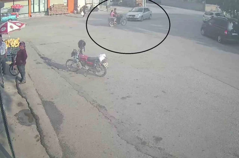 Otomobille çarpışan motosikletteki 2 kişi yaralandı 