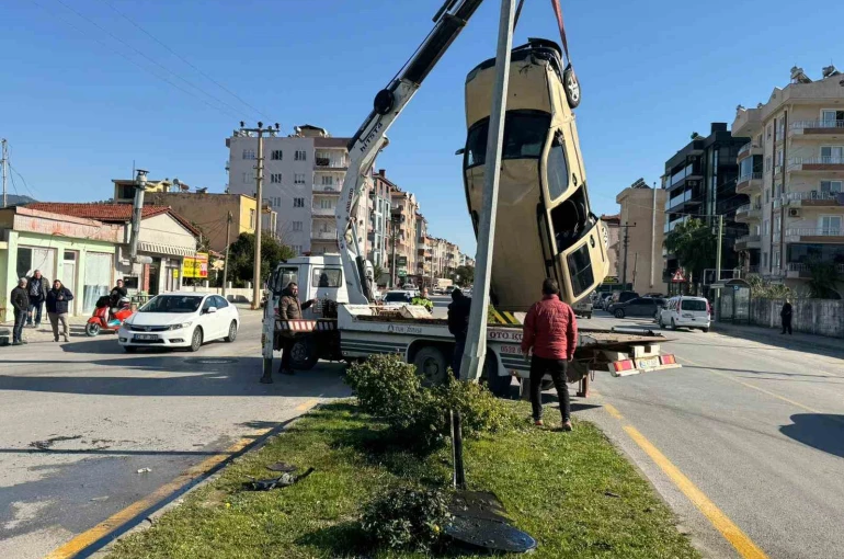Otomobille çarpışan ticari araç takla attı: Kaza anı kamerada 