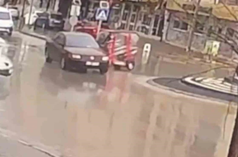 Otomobille çarpışan üç tekerlekli elektrikli bisiklet devrildi: 1 yaralı 