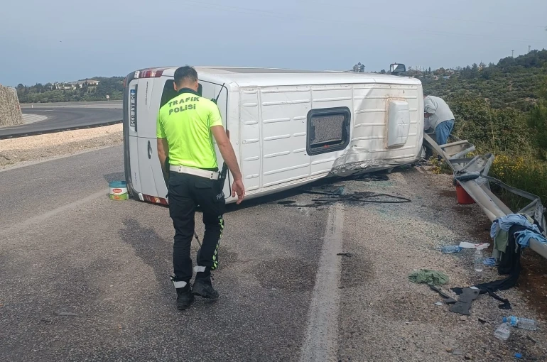 Otomobille çarpışan yolcu minibüsü yan yattı: 10 yaralı 