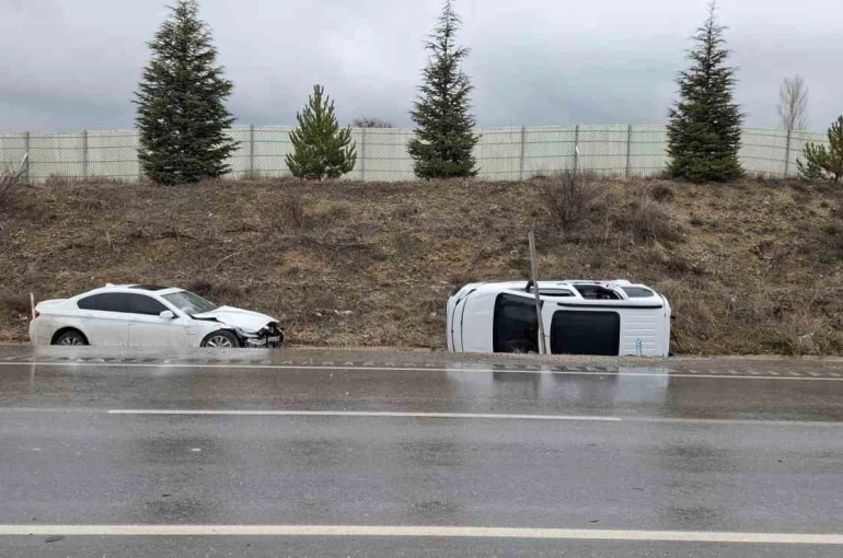 Otomobille hafif ticari aracın çarpıştığı kazada 6 kişi yaralandı 
