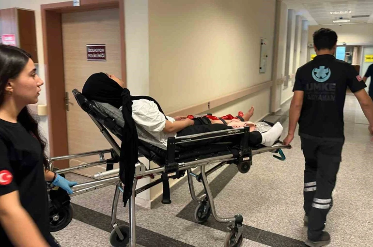 Otomobille motosiklet çarpıştı: 2 yaralı