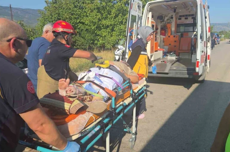 Otomobiller kafa kafaya çarpıştı: 4 yaralı 