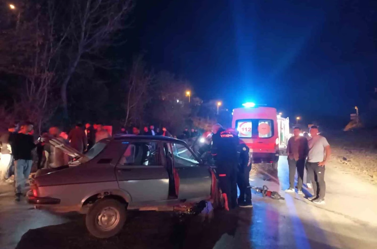 Otomobiller kafa kafaya çarpıştı: 7 yaralı 