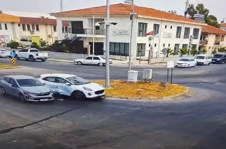 Otomobiller kavşakta çarpıştı, kaza anı güvenlik kamerasına yansıdı:1 yaralı