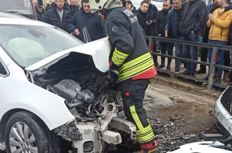 Otomobillerin çarpışmasıyla 3'ü ağır 5 kişi yaralandı