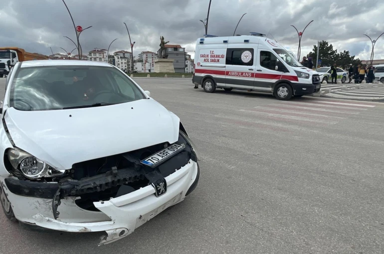 Otomobillerin çarpıştığı an kameraya yansıdı: 1 yaralı