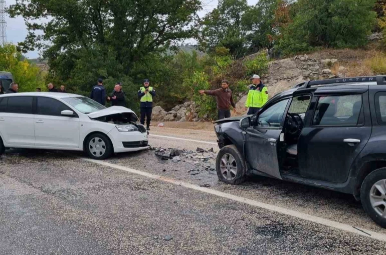 Otomobillerin çarpıştığı kazada 2 kişi yaralandı 