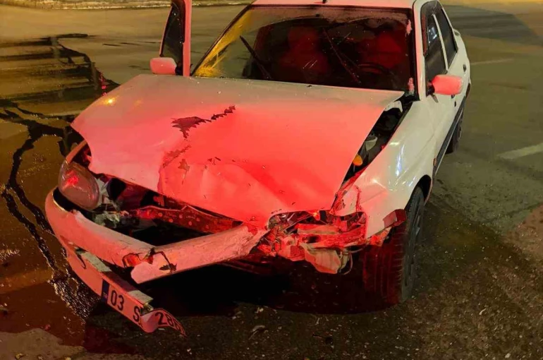 Otomobillerin çarpıştığı kazada 4 kişi yaralandı 