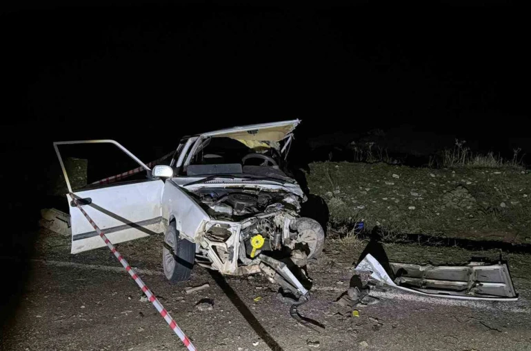 Otomobillerin kafa kafaya çarpıştığı kazada 1 kişi öldü, 1 kişi yaralandı 